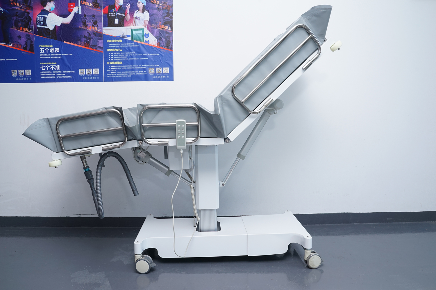 愛樂電動三折式洗澡床、沐浴推床