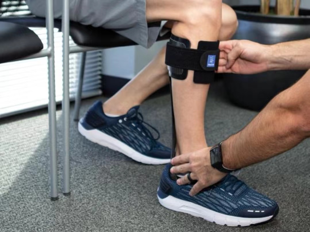 U107足下垂碳纖維高能足托